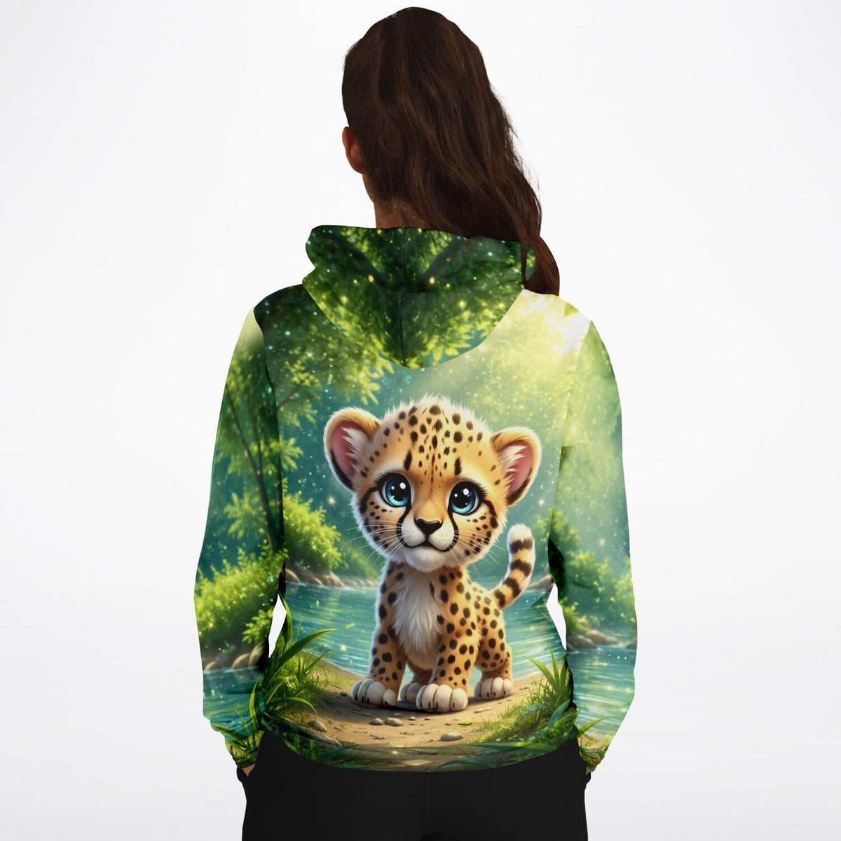 Hoodie mit süßem Leoparden-Baby im Wald, ideal als Tiermotiv für eigene Diamond Painting oder Malen nach Zahlen Projekte.