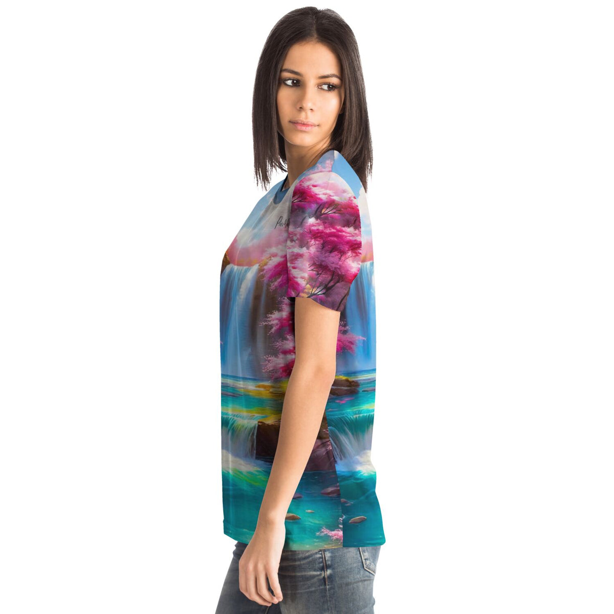 Frau trägt Dreamer T-Shirt mit Kirschblüten am Wasserfall in Stil von Malen nach Zahlen und Diamond Painting Kunst