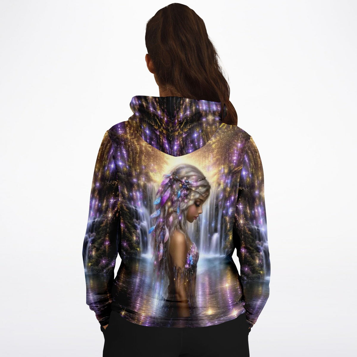 Dreamer Hoodie Elysias Lied mit magischem Fantasy-Motiv, Frau vor Wasserfall im Stil von Diamond Painting Kunstwerken.