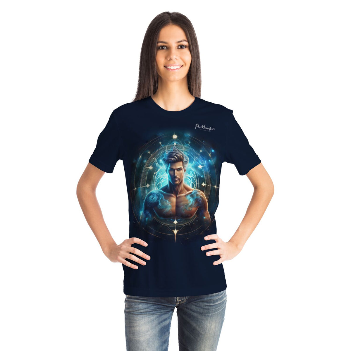 Frau trägt dunkelblaues T-Shirt mit mystischem Wassermann-Sternzeichen-Motiv, passend zu Diamond Painting Design.