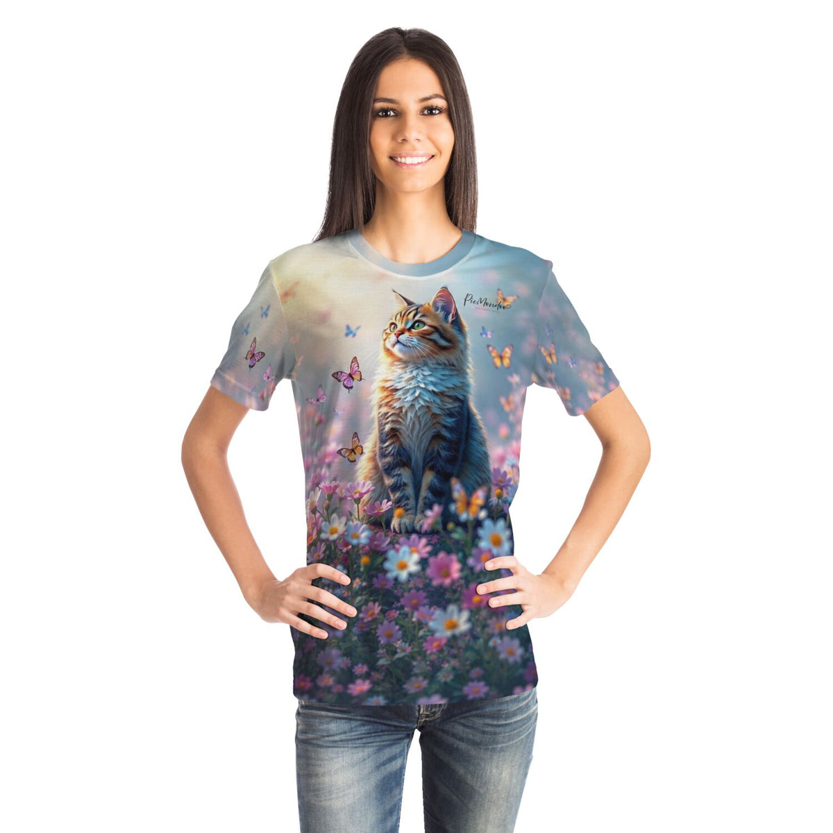 Frau trägt ein T-Shirt mit Katzen-Motiv, das den detailreichen Stil unserer Diamond Painting und Malen nach Zahlen Sets hat.