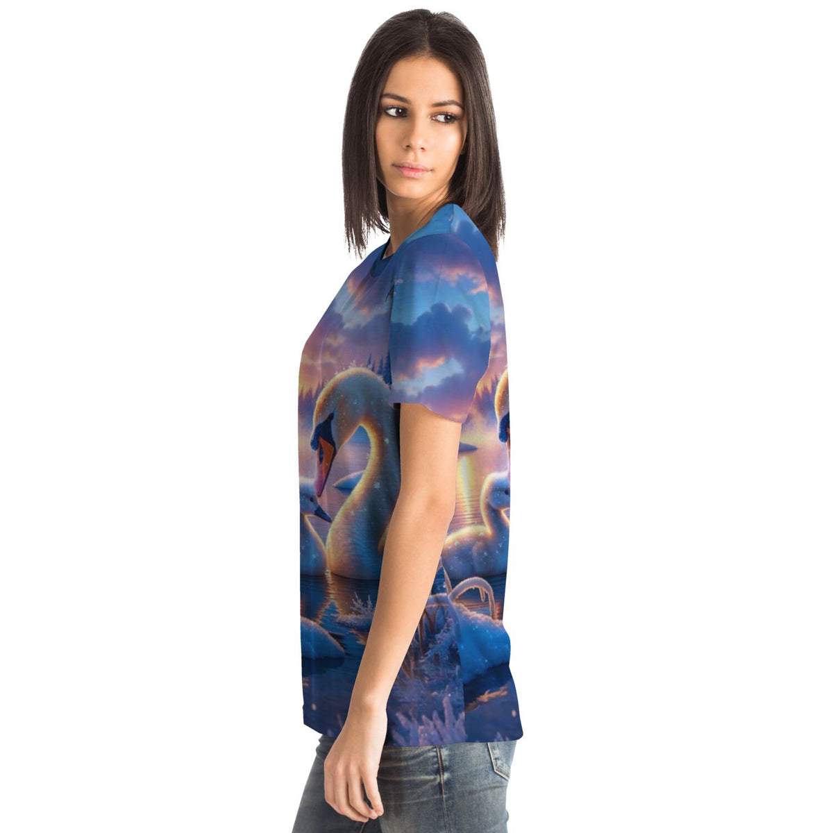 Frau trägt Dreamer T-Shirt mit Schwan-Motiv im Stil von Diamond Painting und Malen nach Zahlen Designs