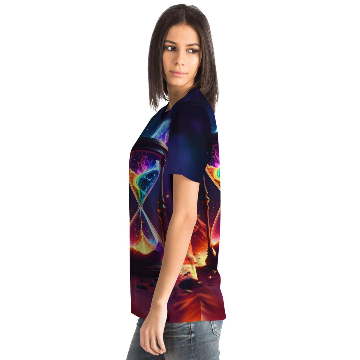 Frau trägt Dreamer T-Shirt mit mystischem Sanduhr-Motiv in leuchtenden Farben, inspiriert durch Diamond Painting Kunst