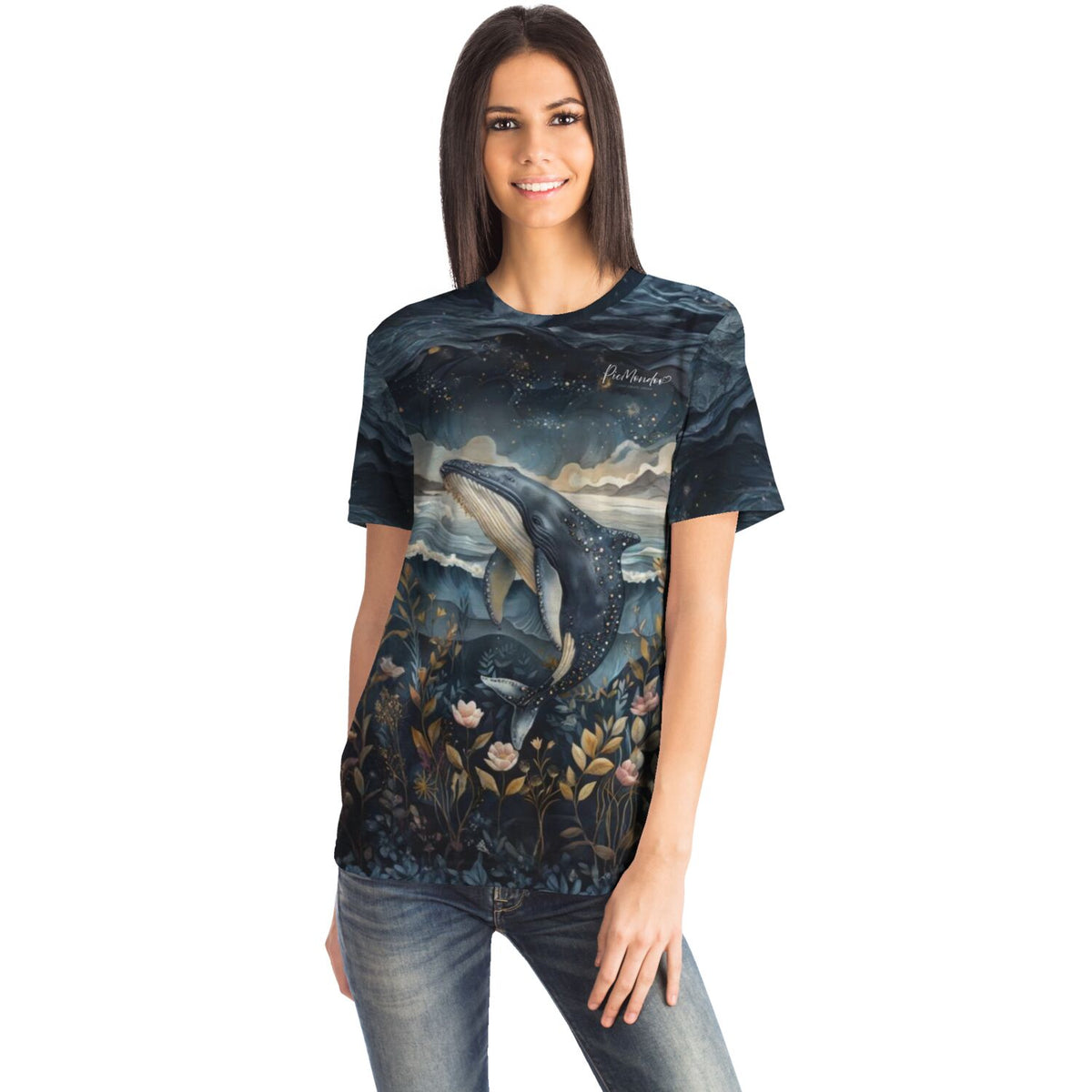 Frau trägt Dreamer T-Shirt mit Meeresträume-Motiv, inspiriert durch Diamond Painting und Malen nach Zahlen Designs