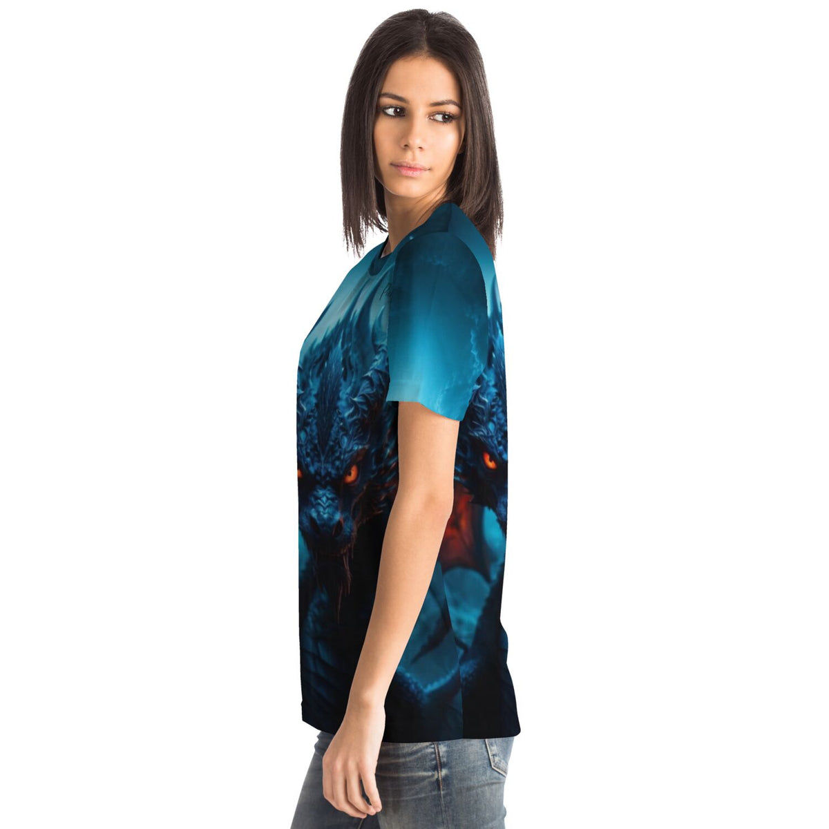 Frau trägt blaues T-Shirt mit rotem Drachen-Motiv, perfekt für Fans von Diamond Painting und Fantasy-Kunst.