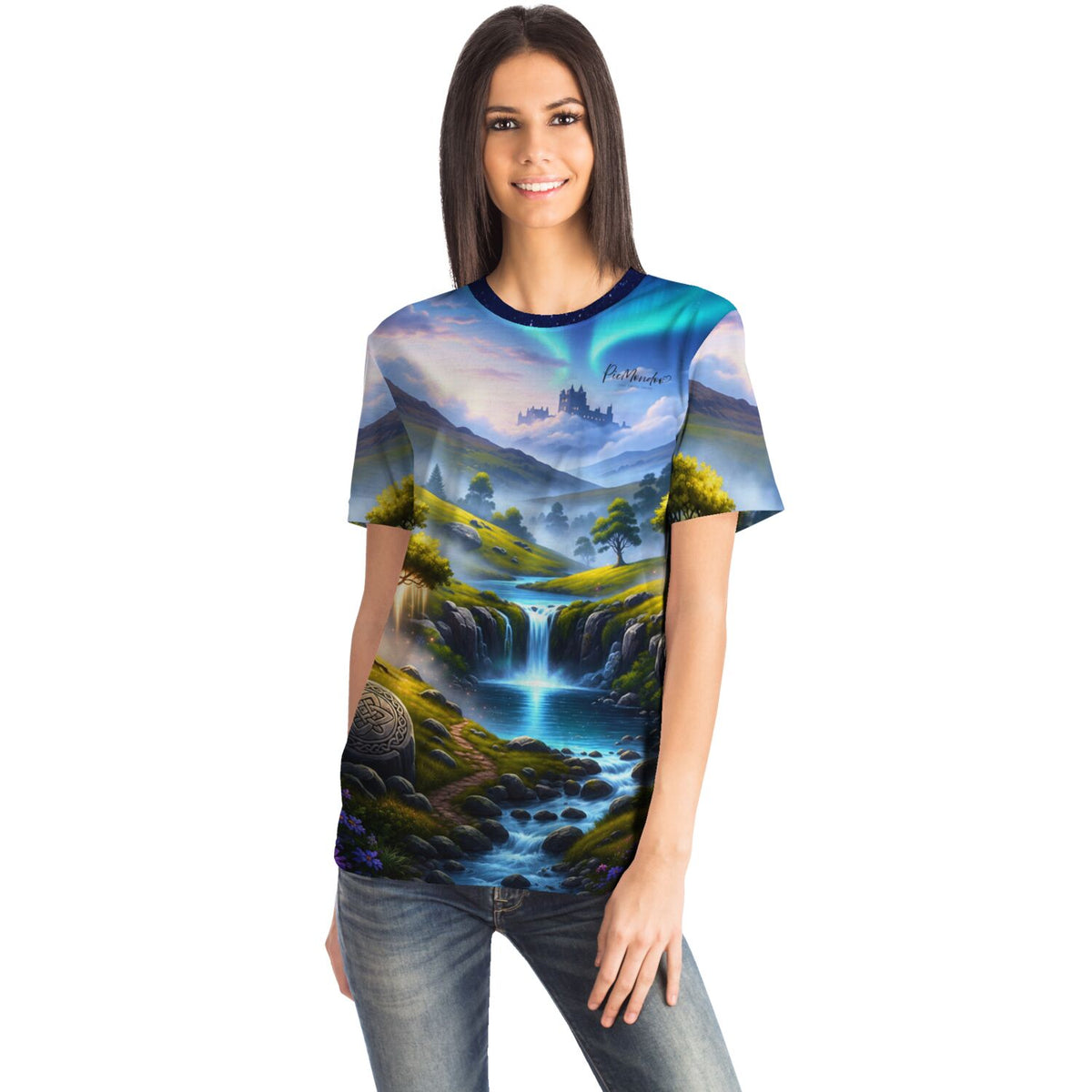 Frau trägt ein Picmondoo T-Shirt mit Traummotiv: Landschaft mit Wasserfall, Schloss und Nordlichtern, wie bei Malen nach Zahlen