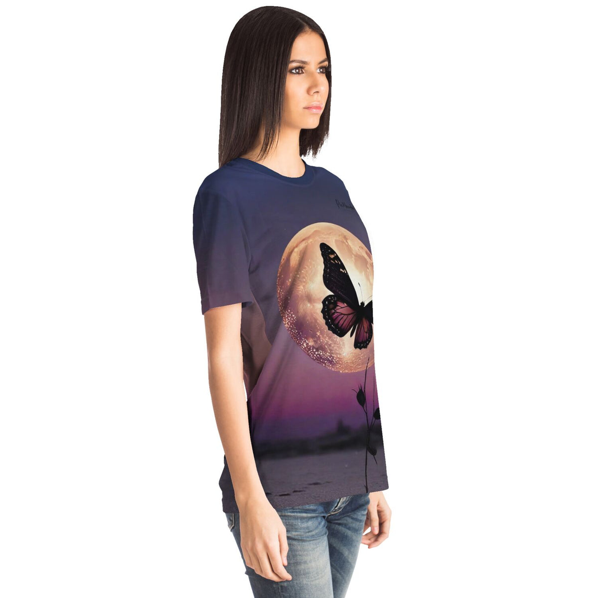 Frau trägt Dreamer T-Shirt mit Nightfly-Motiv: Schmetterling vor Vollmonddesign im Stil von Diamond Painting Kunst