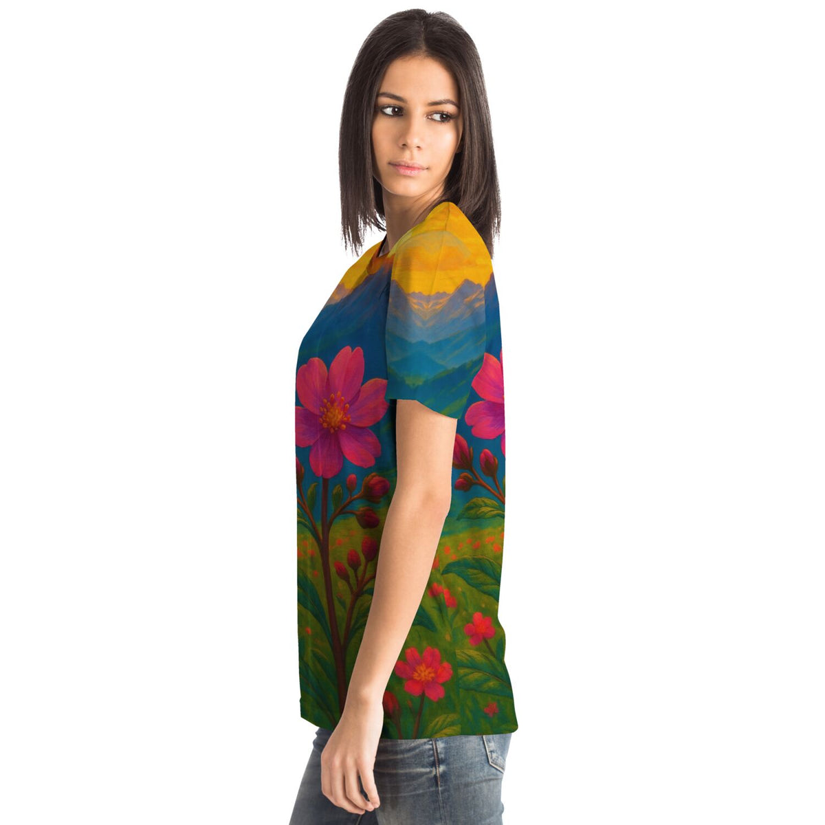 Frau trägt Dreamer T-Shirt mit Gebirgsblumen-Motiv im Stil von Malen nach Zahlen und Diamond Painting Kunstwerken