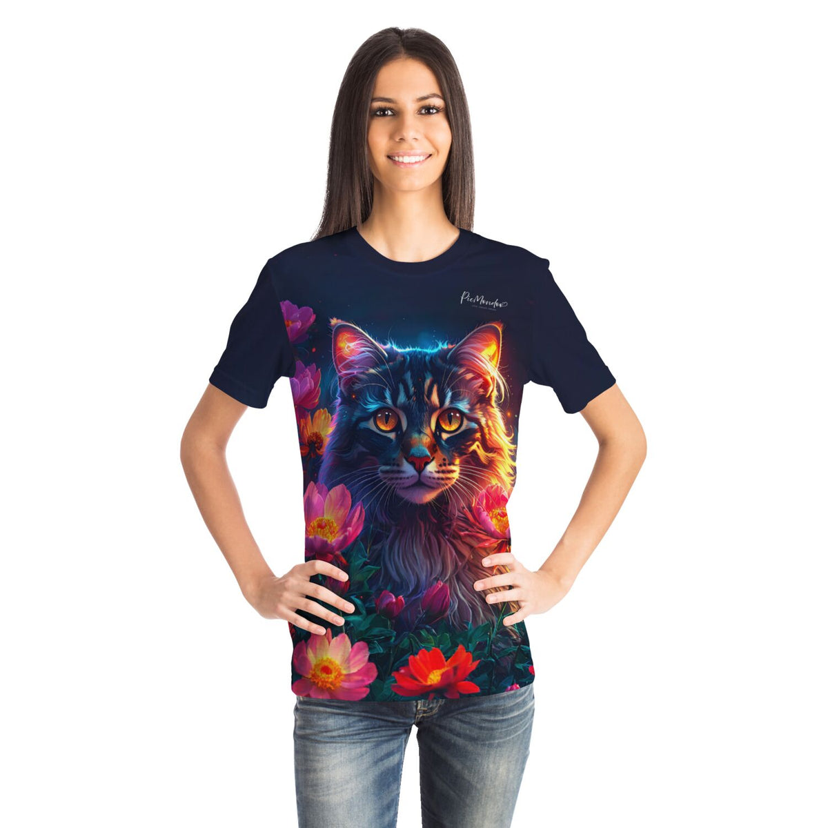 Frau trägt Dreamer T-Shirt Hüterin der Nachtblüten mit farbenfrohem Katzen-Motiv, inspiriert von Diamond Painting Kunst.