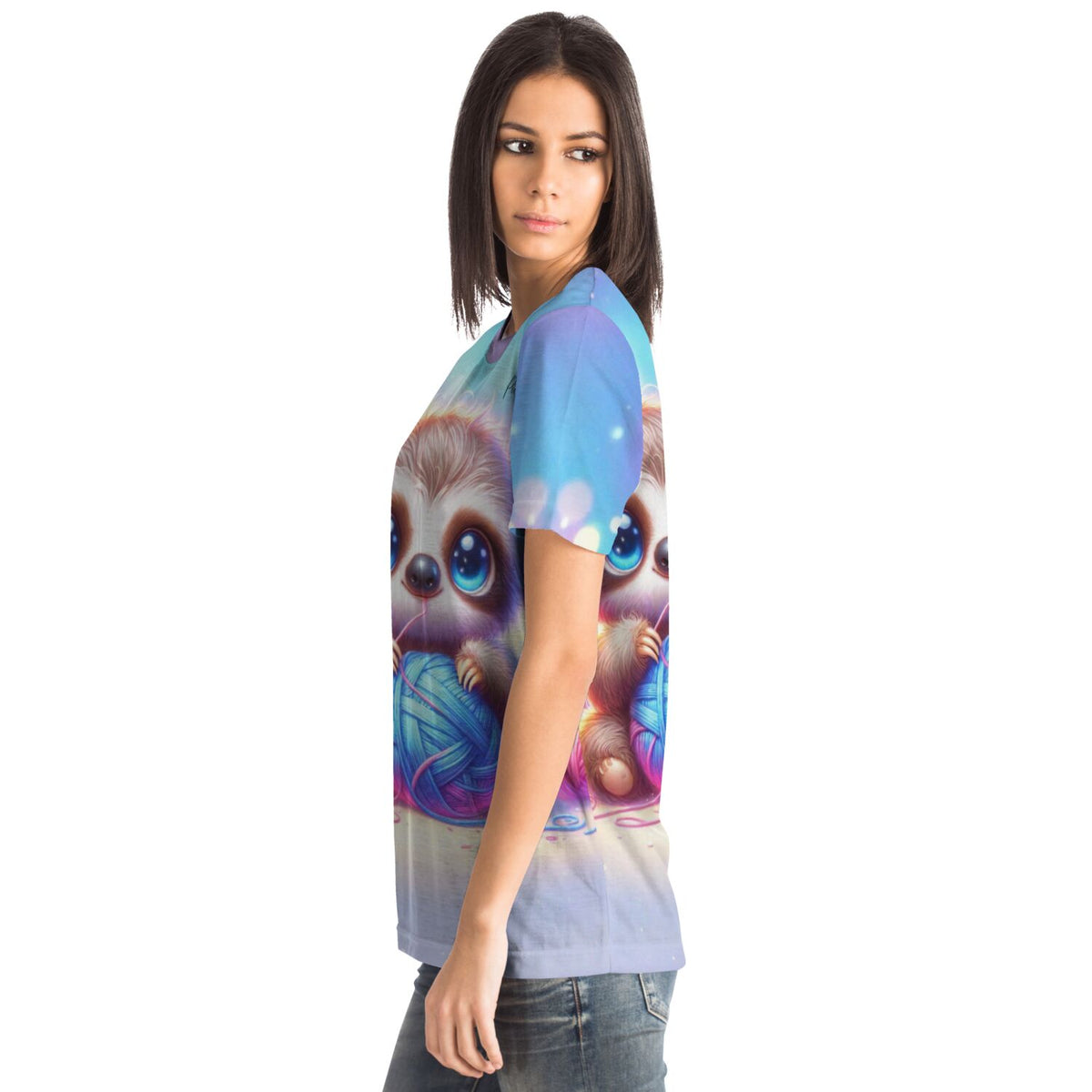 Frau trägt Dreamer T-Shirt mit süßem Faultier-Motiv, inspiriert von Diamond Painting und Malen nach Zahlen Designs