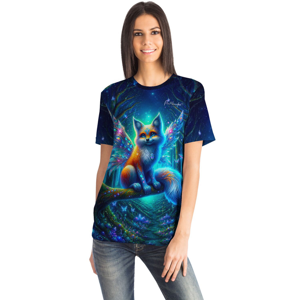 Frau trägt blaues T-Shirt mit Fairy Fox Motiv im Diamond Painting Stil und magischer Wald-Illustration