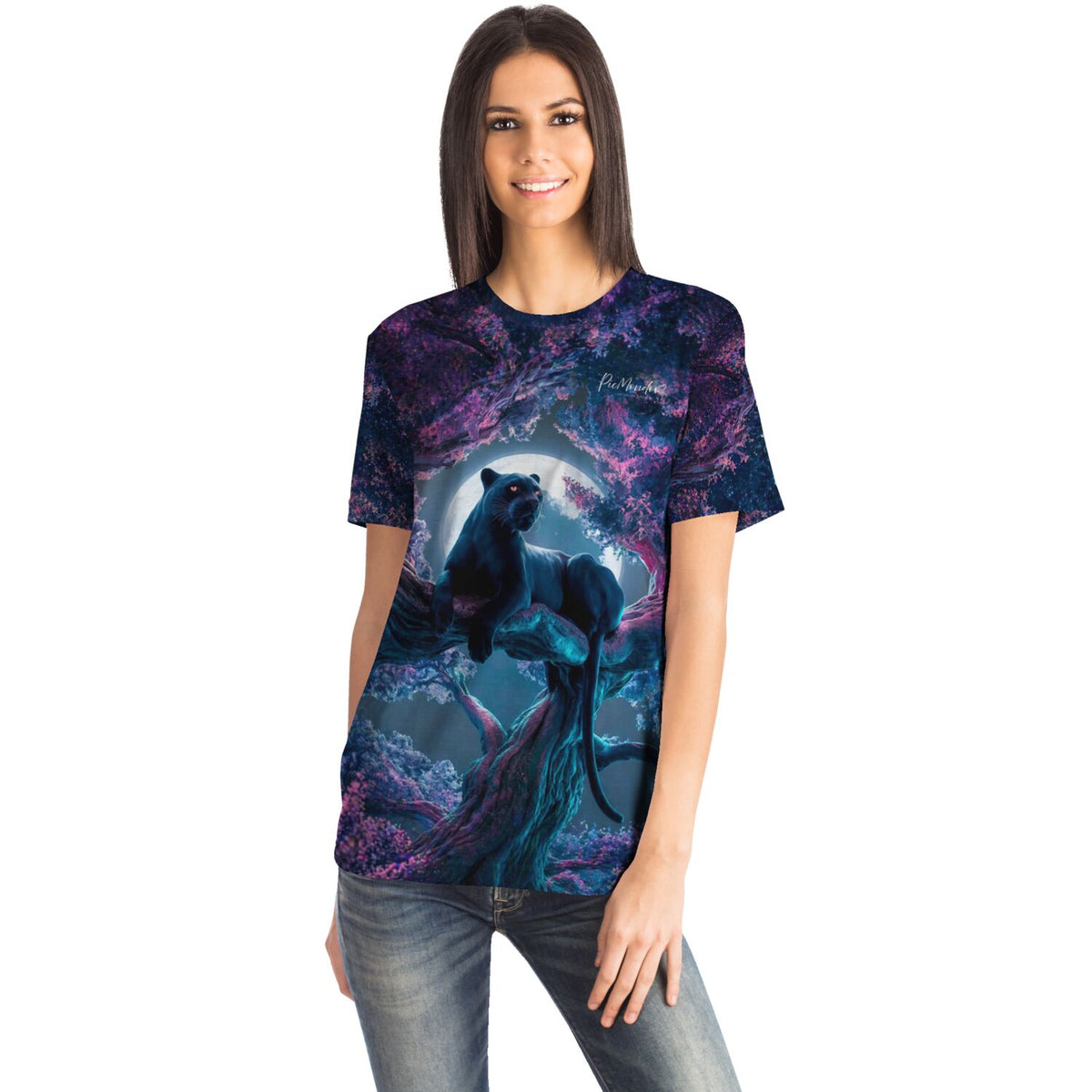 Frau trägt Dreamer T-Shirt mit Black Panther und Kirschblütentraum Motiv, inspiriert durch Diamond Painting Kunstwerke.