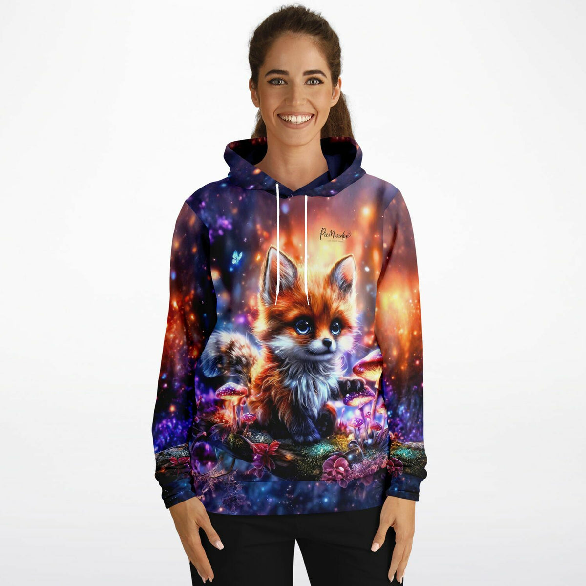 Frau trägt Hoodie mit Fynni Fuchs Design im magischen Wald-Motiv, bekannt aus unseren Diamond Painting Sets.