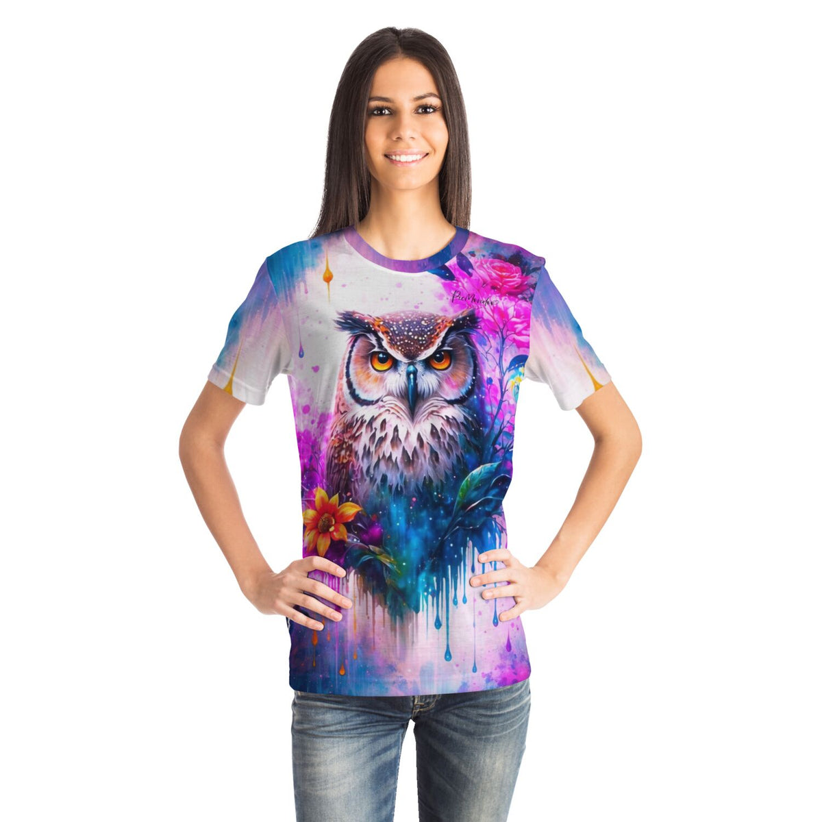 Frau trägt ein T-Shirt mit farbenfrohem Eulen-Motiv im Stil von Diamond Painting und Malen nach Zahlen Kunstwerken