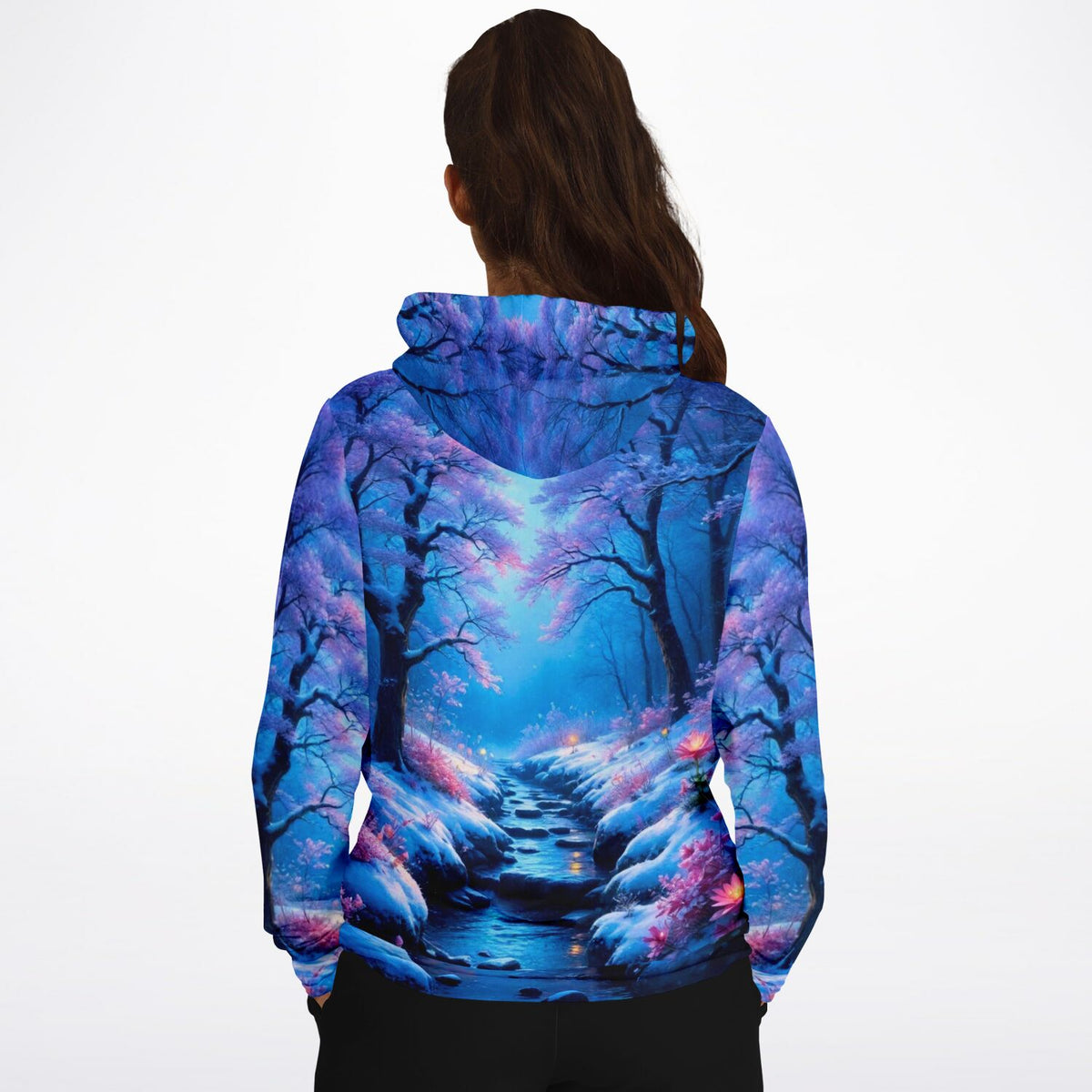 Dreamer Hoodie mit traumhaftem Wald- und Fluss-Motiv in Blau- und Magentatönen für einen stylischen DIY-Look