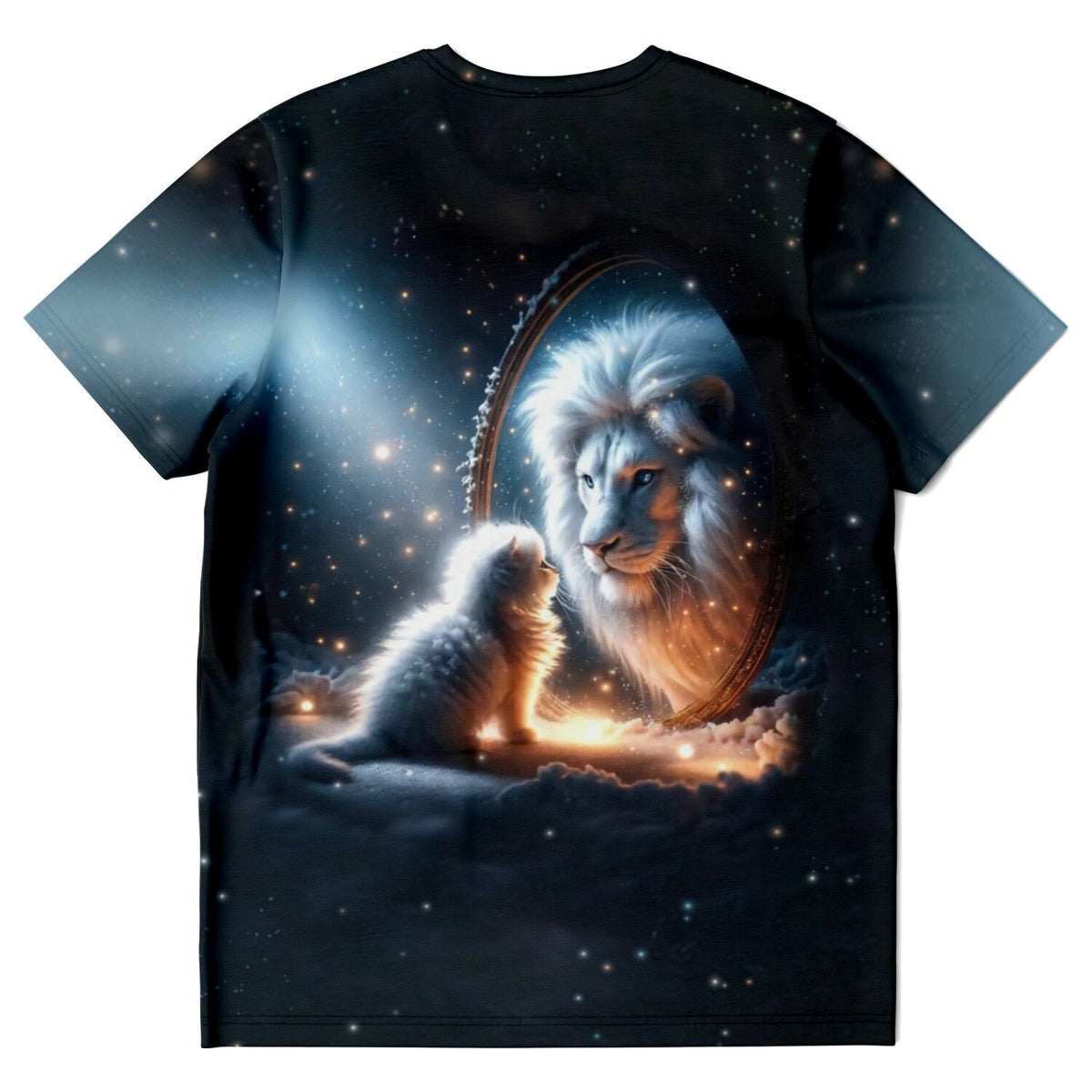 Schwarzes T-Shirt mit Löwen-Motiv: Ein Kätzchen betrachtet sein Spiegelbild als prächtiger Löwe, ideal für DIY-Fans