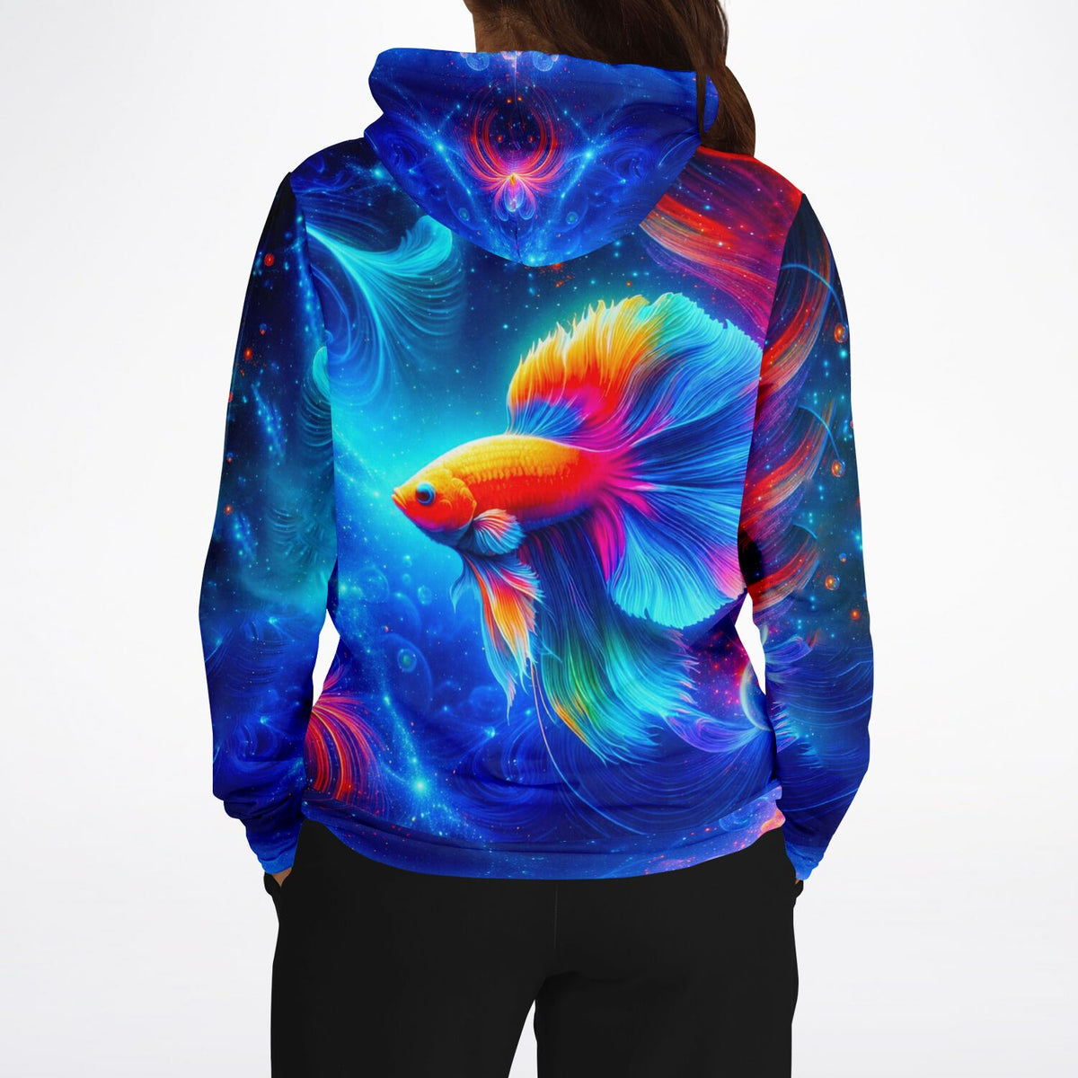 Dreamer Hoodie mit farbenprächtigem Kampffisch-Motiv in einer leuchtenden Unterwasserwelt – idealer Look für Kreativ-Fans.