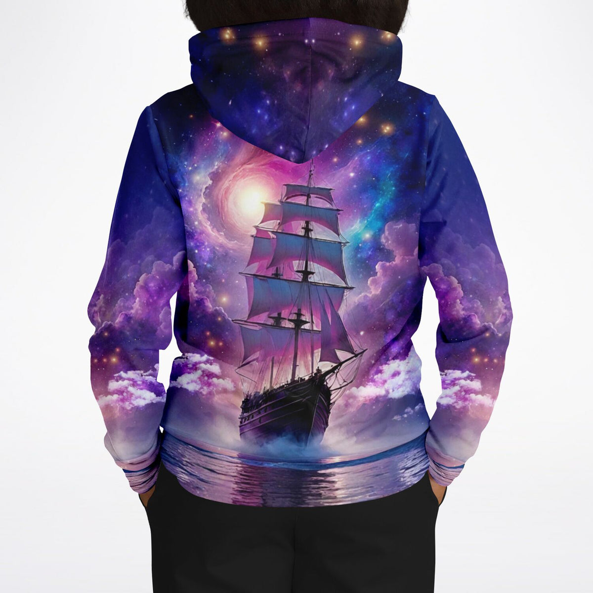 Hoodie mit Starlight Ocean Motiv – Segelschiff auf lila Galaxie-Hintergrund, perfekt für Fans von Diamond Painting Kunst