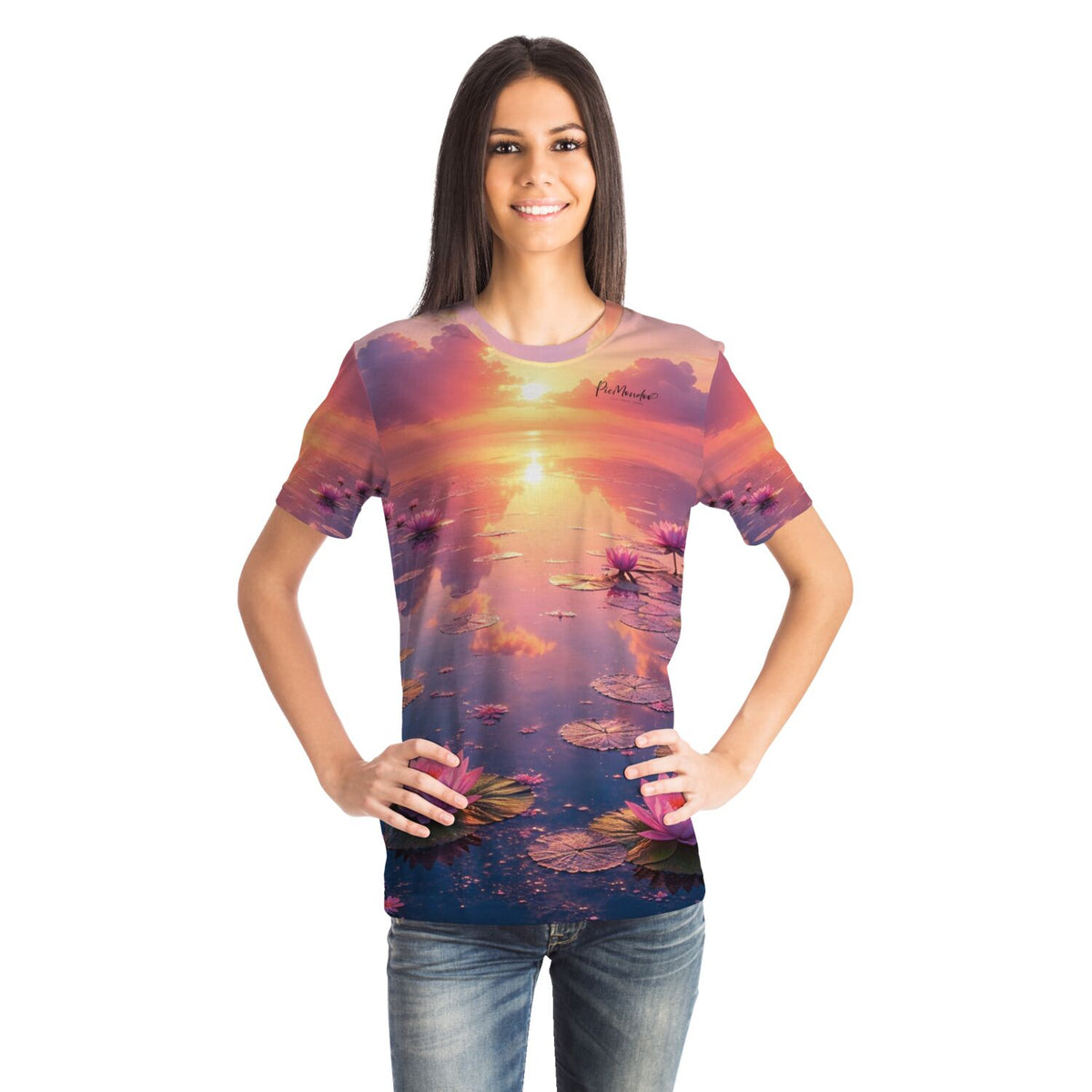 Frau trägt Dreamer T-Shirt mit Abenddämmerung Motiv, inspiriert von Diamond Painting und Malen nach Zahlen Designs.