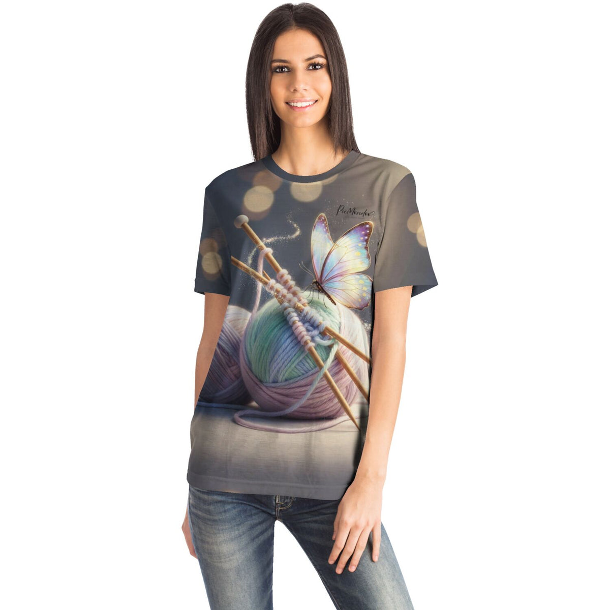 Frau trägt Dreamer T-Shirt - Wollenträume von Picmondoo mit Motiv von Garnknäuel, Stricknadeln und einem Schmetterling