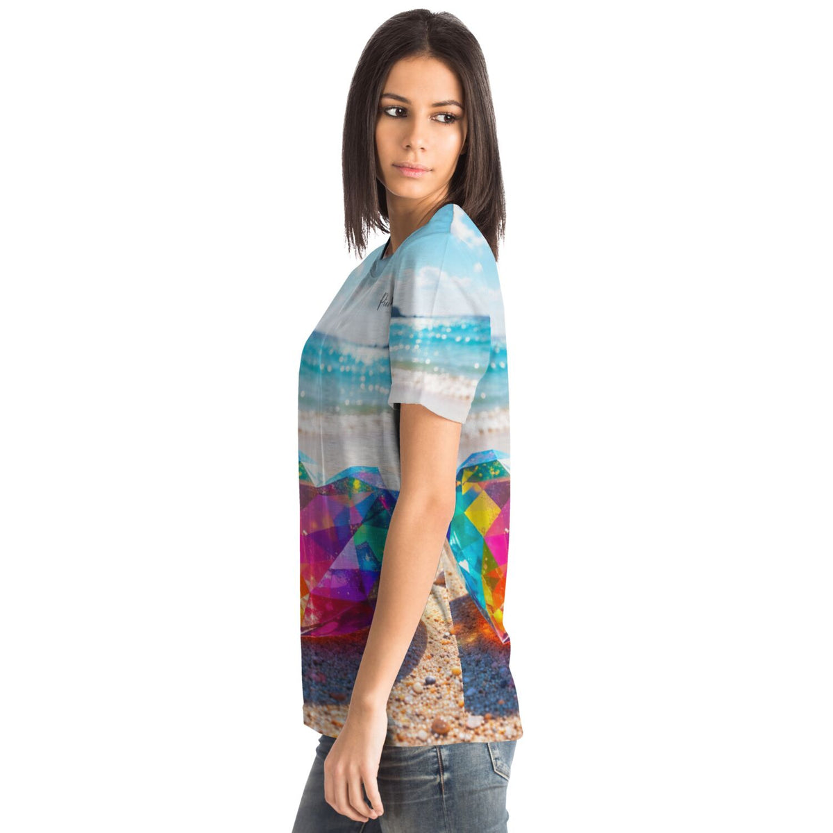 Frau trägt T-Shirt mit buntem Crystal Heart Motiv im Diamond Painting Stil an einem sonnigen Strand