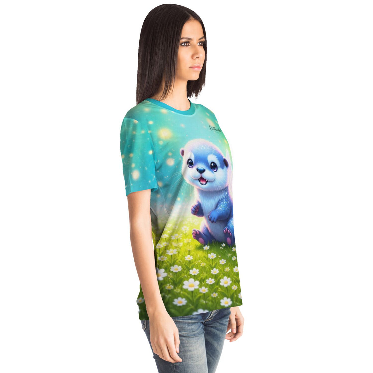 Frau trägt ein T-Shirt mit dem Feenotter Mira Motiv, inspiriert von Diamond Painting und Malen nach Zahlen Designs.