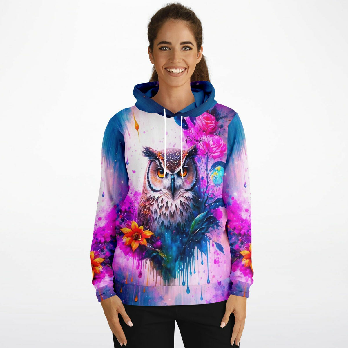 Frau trägt einen Hoodie mit buntem Eulen-Motiv im Stil von Diamond Painting und Malen nach Zahlen Kunstwerken