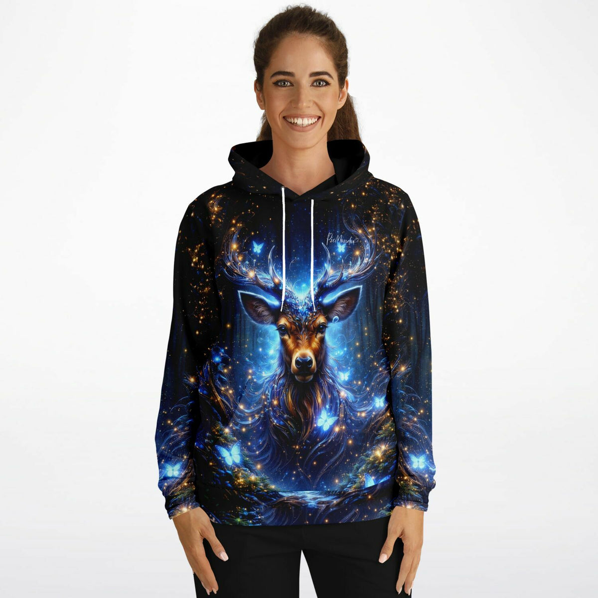 Frau trägt Dreamer Hoodie Wächter des Waldes mit magischem Hirsch-Motiv im Stil von Diamond Painting und Malen nach Zahlen