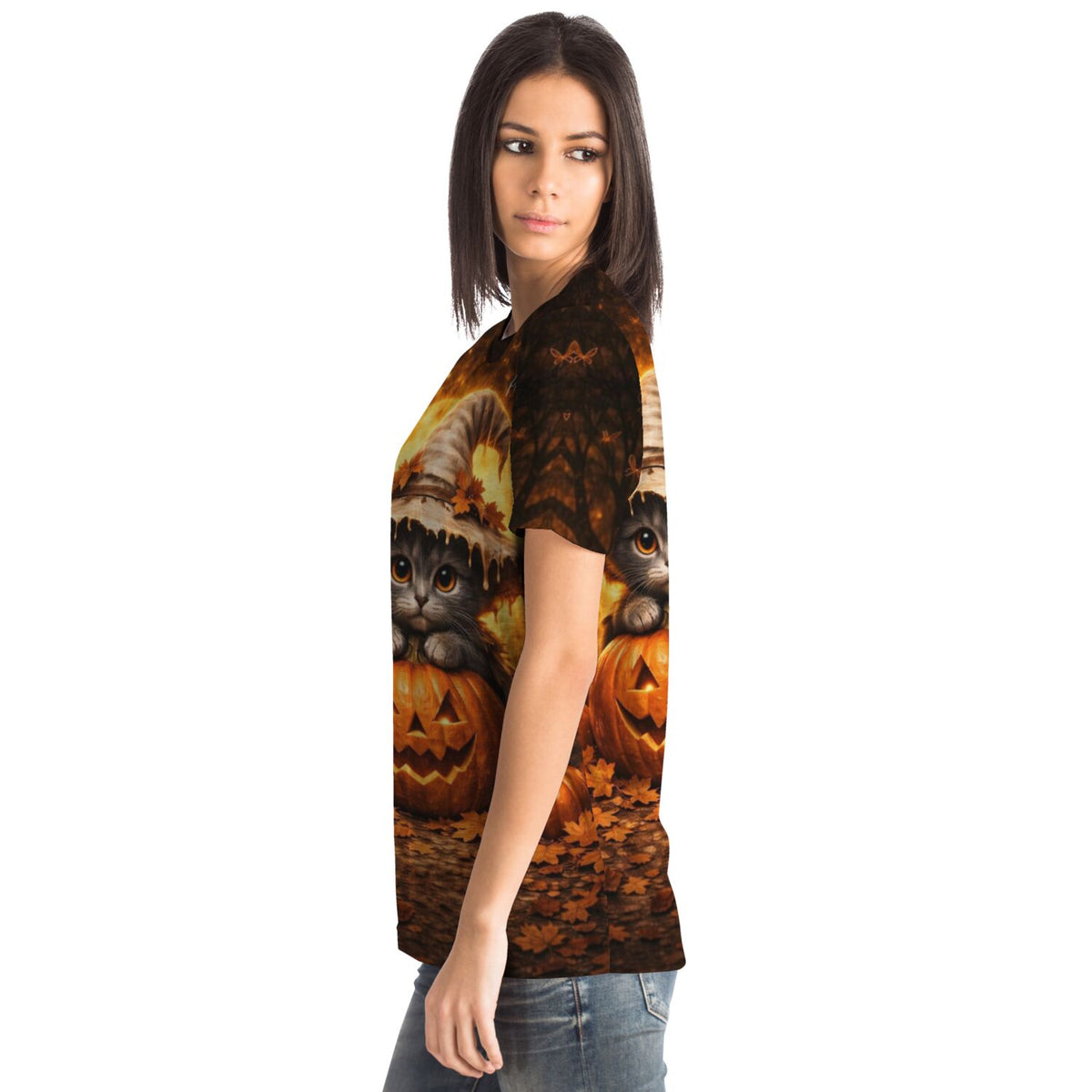 Frau trägt Dreamer T-Shirt mit kleiner Kürbishexe Motiv, passend im Stil zu Diamond Painting und Malen nach Zahlen Designs