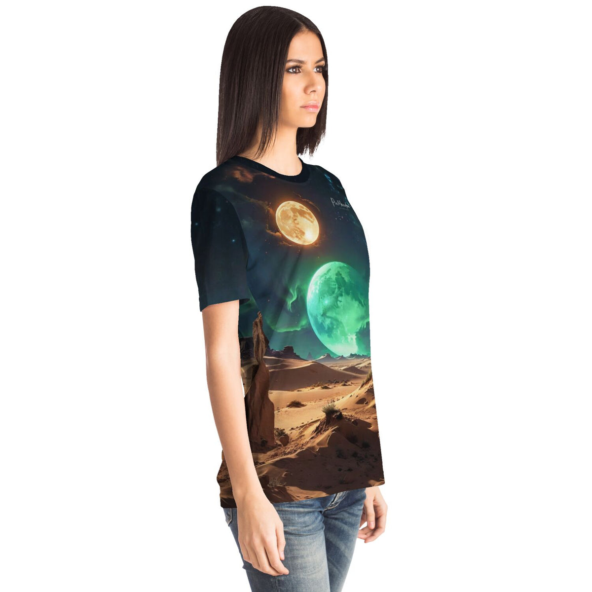 Frau trägt Dreamer T-Shirt mit mystischem Mond- und Wüstenmotiv als stylisches Accessoire für Kunst-Fans