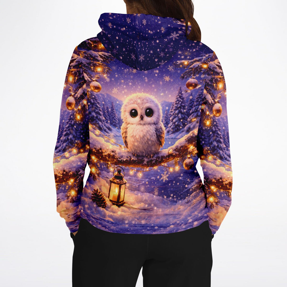 Dreamer Hoodie mit Eulen-Motiv in winterlicher Schneelandschaft mit Lichterkette und Laterne, All-Over-Print Design.