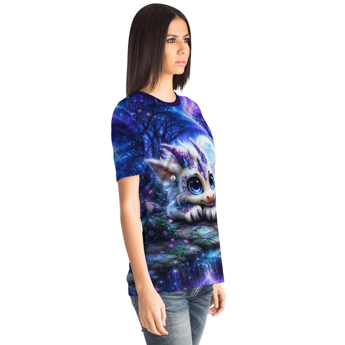 Frau trägt Dreamer T-Shirt Lunaris mit Fantasy-Drachenmotiv im Stil von Diamond Painting und Malen nach Zahlen Designs