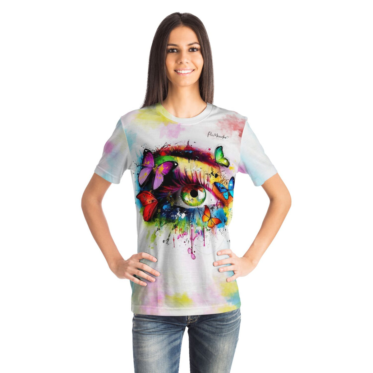 Frau trägt buntes T-Shirt mit Eye of Butterflies Motiv im Stil von Diamond Painting und Malen nach Zahlen Kunst