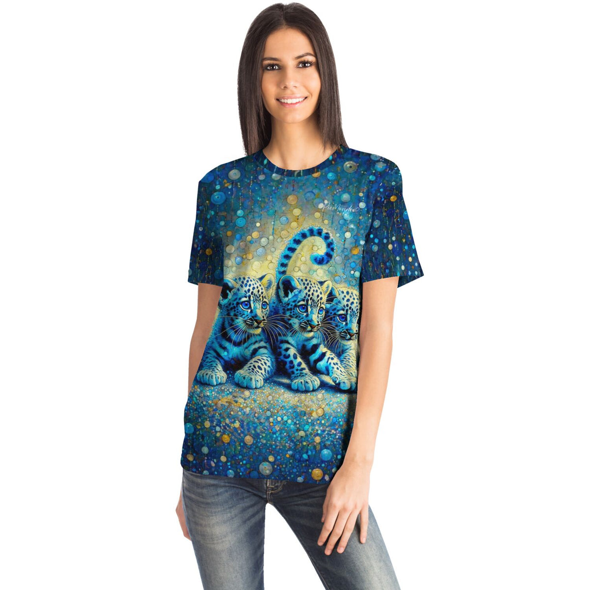 Frau trägt blaues T-Shirt mit Diamond Painting Motiv von Leopardenbabys im künstlerischen, funkelnden Design