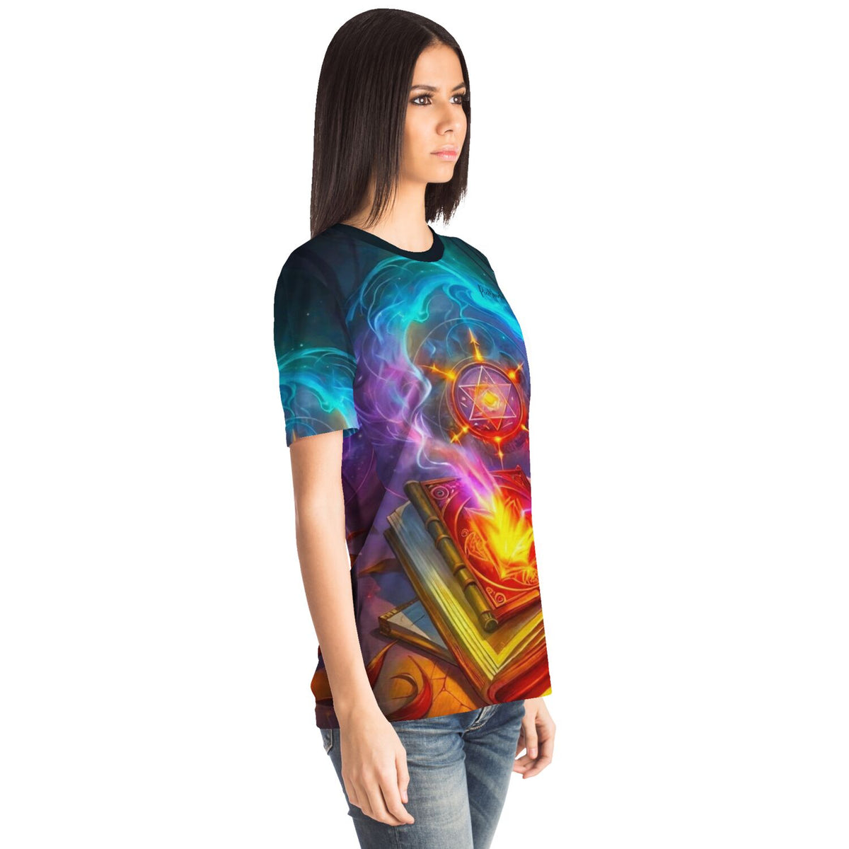 Frau trägt T-Shirt mit mystischem Hexenkünste-Motiv, magischem Zauberbuch und leuchtenden Sternsymbolen im Vollprint-Design.