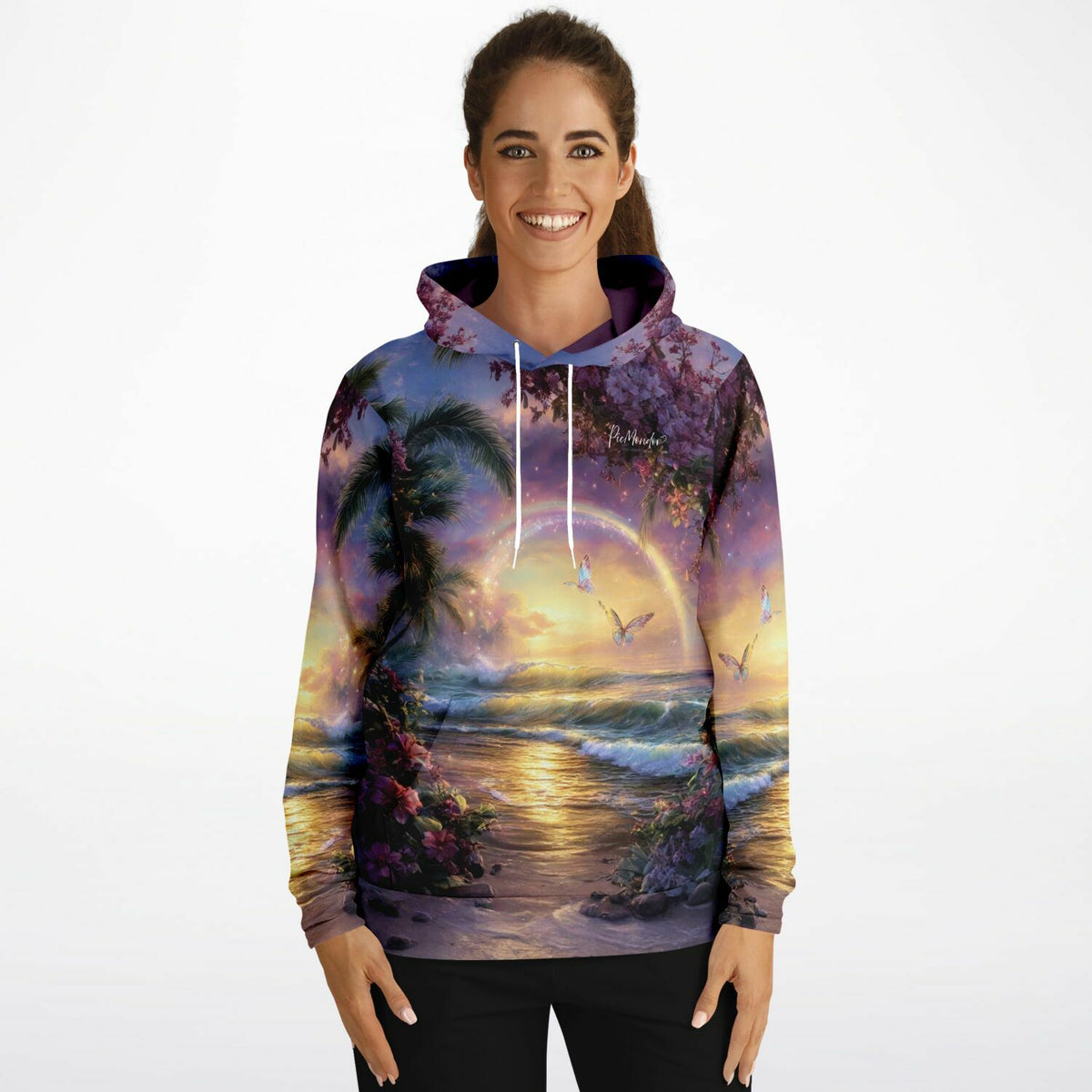 Frau trägt Hoodie mit traumhaftem Strand-Motiv, Regenbogen und Schmetterlingen im Stil unserer Diamond Painting Sets