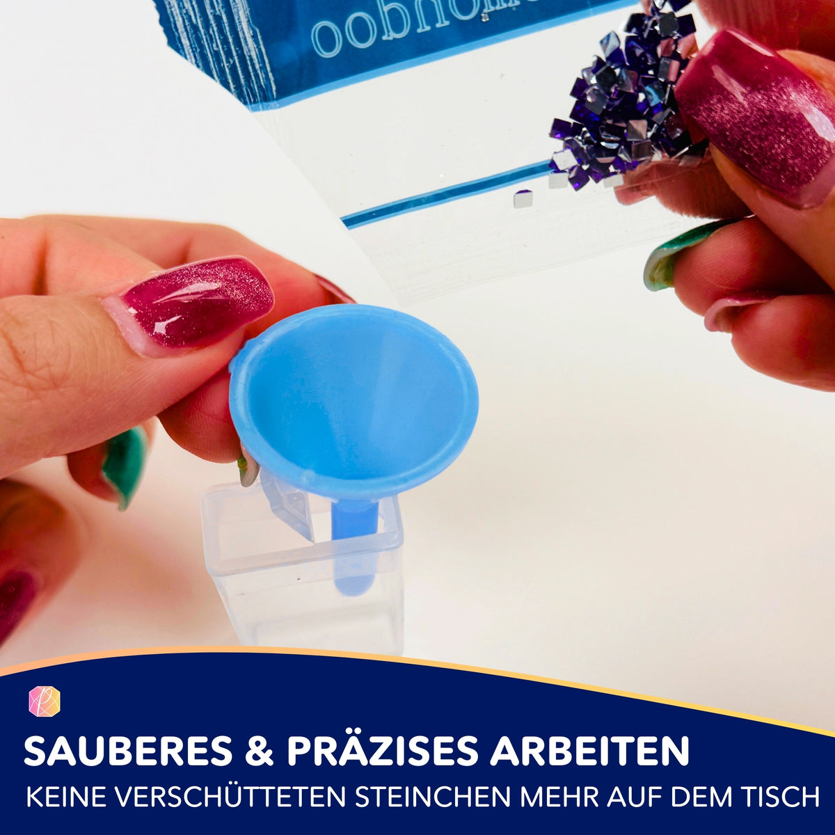 Blauer Mini-Trichter als praktisches Diamond Painting Zubehör zum sauberen Einfüllen von glitzernden Steinchen