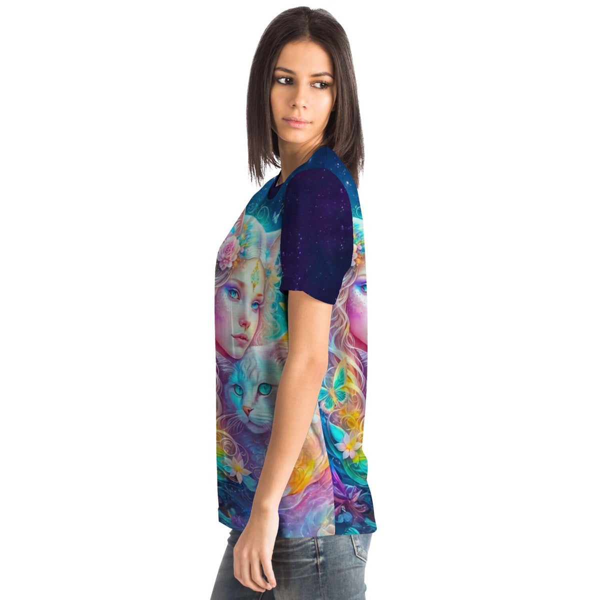 Frau trägt T-Shirt mit farbenfrohem Design einer Katzenelfe im Stil von Diamond Painting und Malen nach Zahlen Motiven