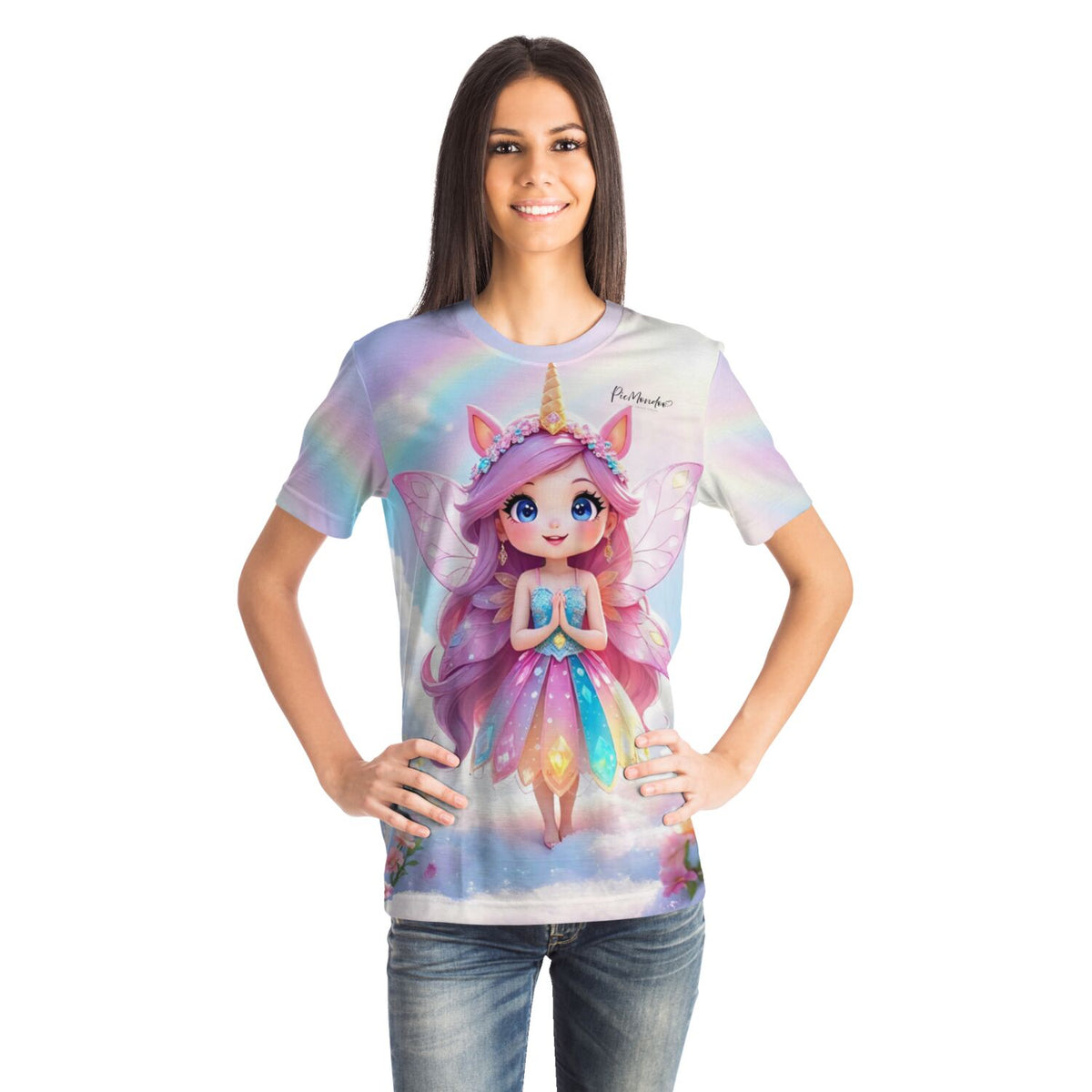 Frau trägt Dreamer T-Shirt mit Fee im Wolkenreich Motiv, passend zu Diamond Painting und Malen nach Zahlen Designs.