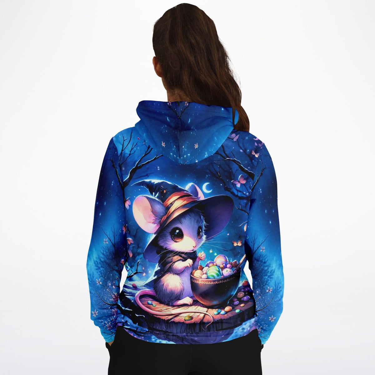 Dreamer Hoodie mit magischem Mondflausch-Motiv: süße Maus als Hexe mit Zauberkessel in einer nächtlichen Waldkulisse