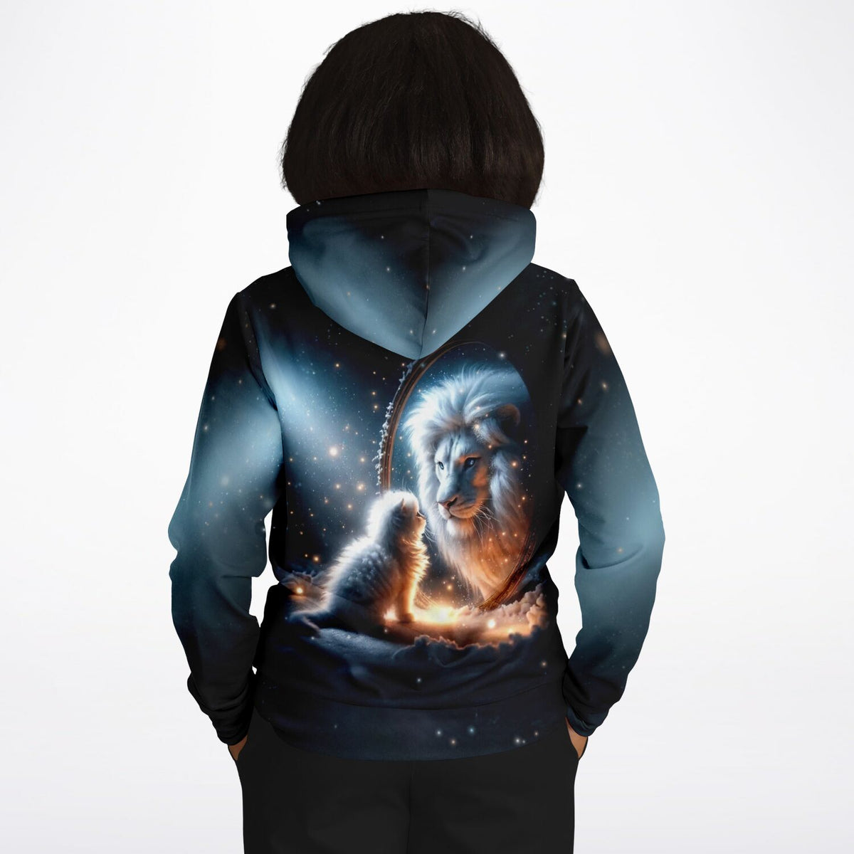 Hoodie mit Löwen-Motiv wie beim Diamond Painting, zeigt ein Kätzchen, das sich als Löwe in einem Spiegel betrachtet.