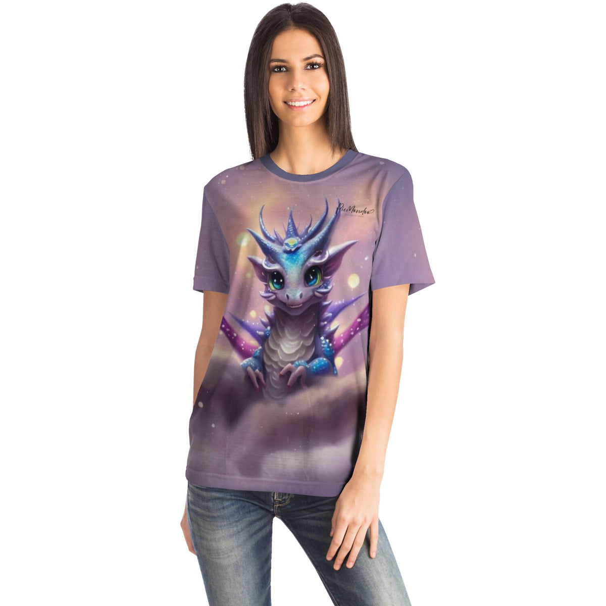 Frau trägt ein lilafarbenes T-Shirt mit niedlichem Drachen-Motiv, inspiriert von Diamond Painting und Malen nach Zahlen