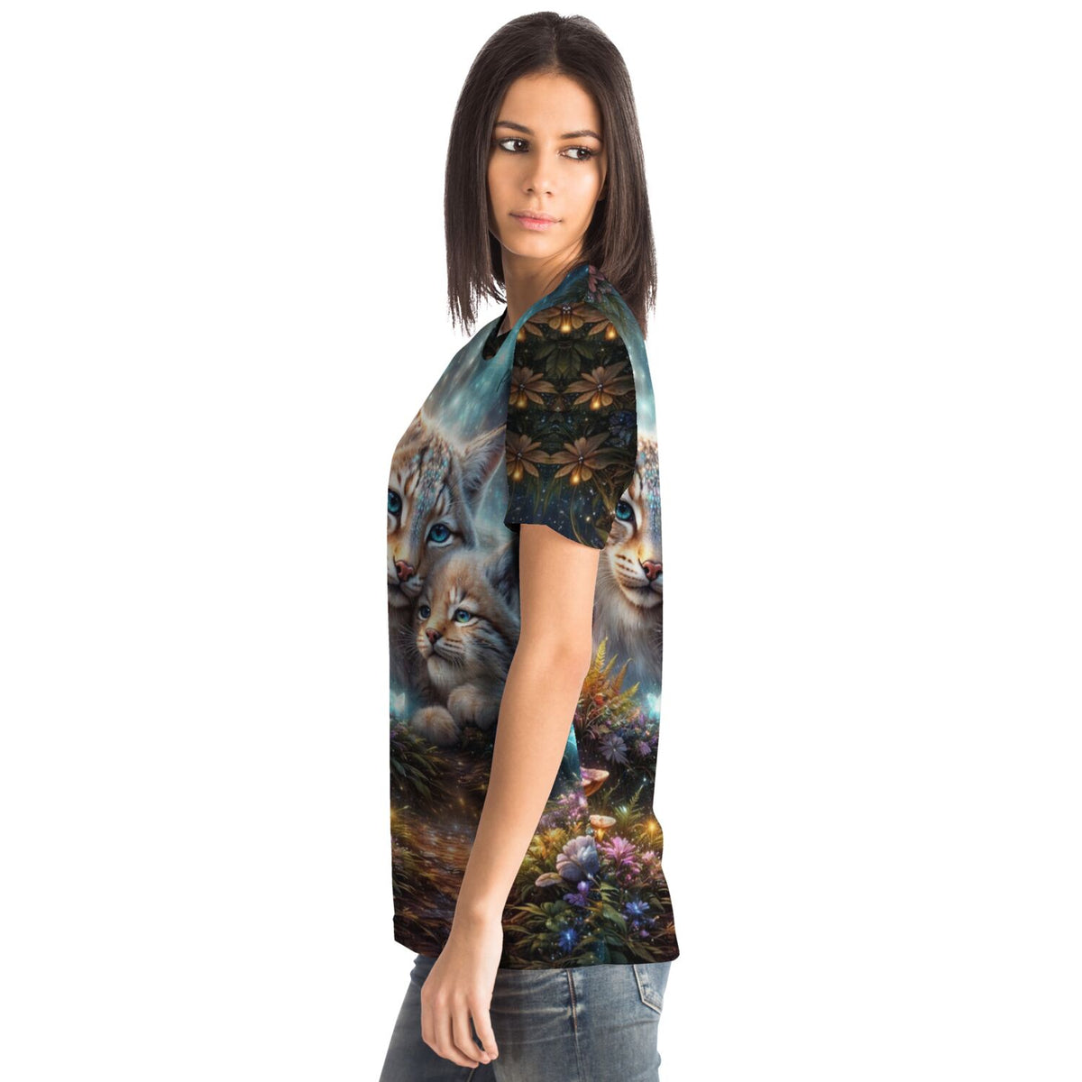 Frau trägt ein T-Shirt mit Katzen-Motiv, das stilistisch an ein Diamond Painting oder Malen nach Zahlen erinnert
