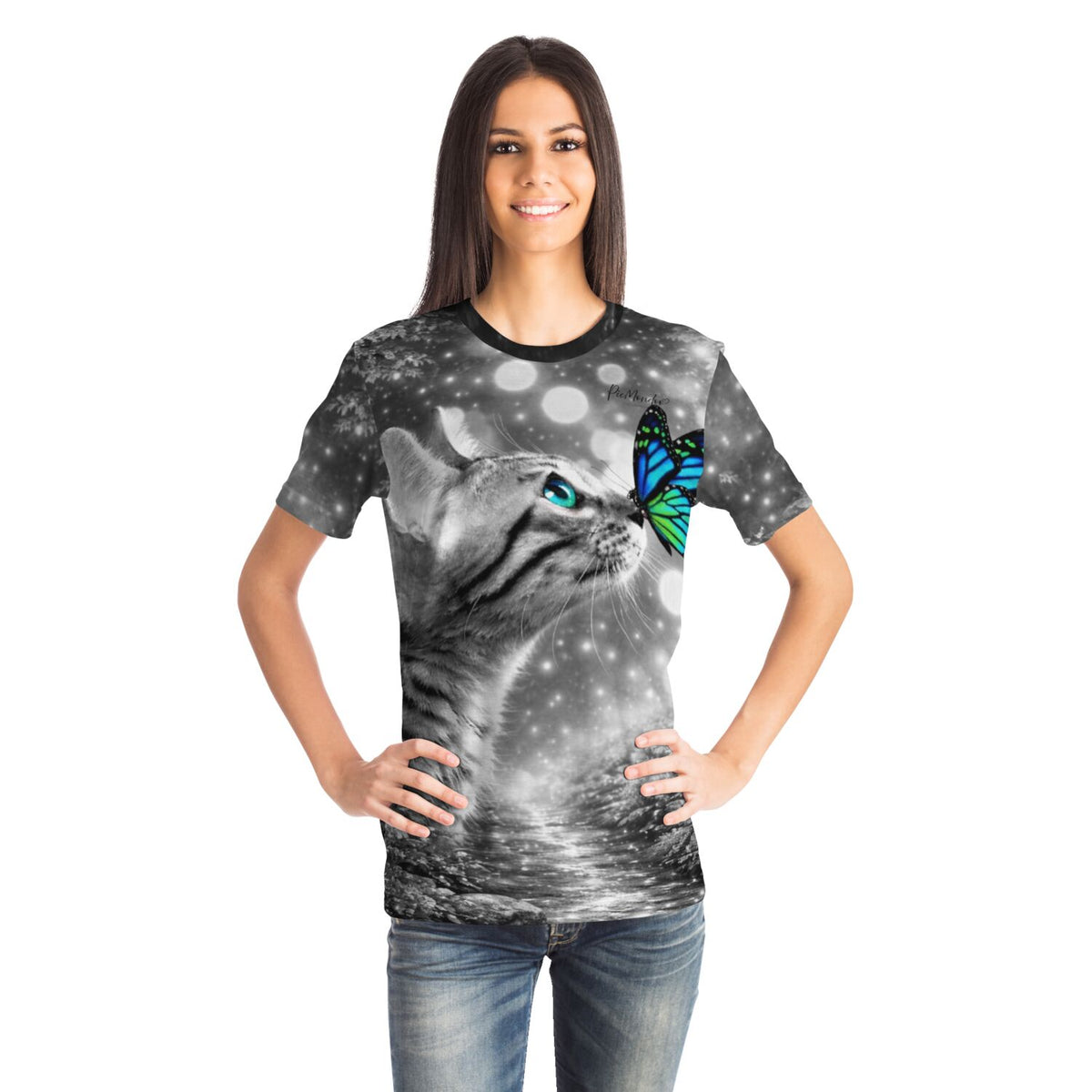 Frau trägt T-Shirt mit Katzen-Motiv und blauem Schmetterling, inspiriert von Diamond Painting und Malen nach Zahlen Designs