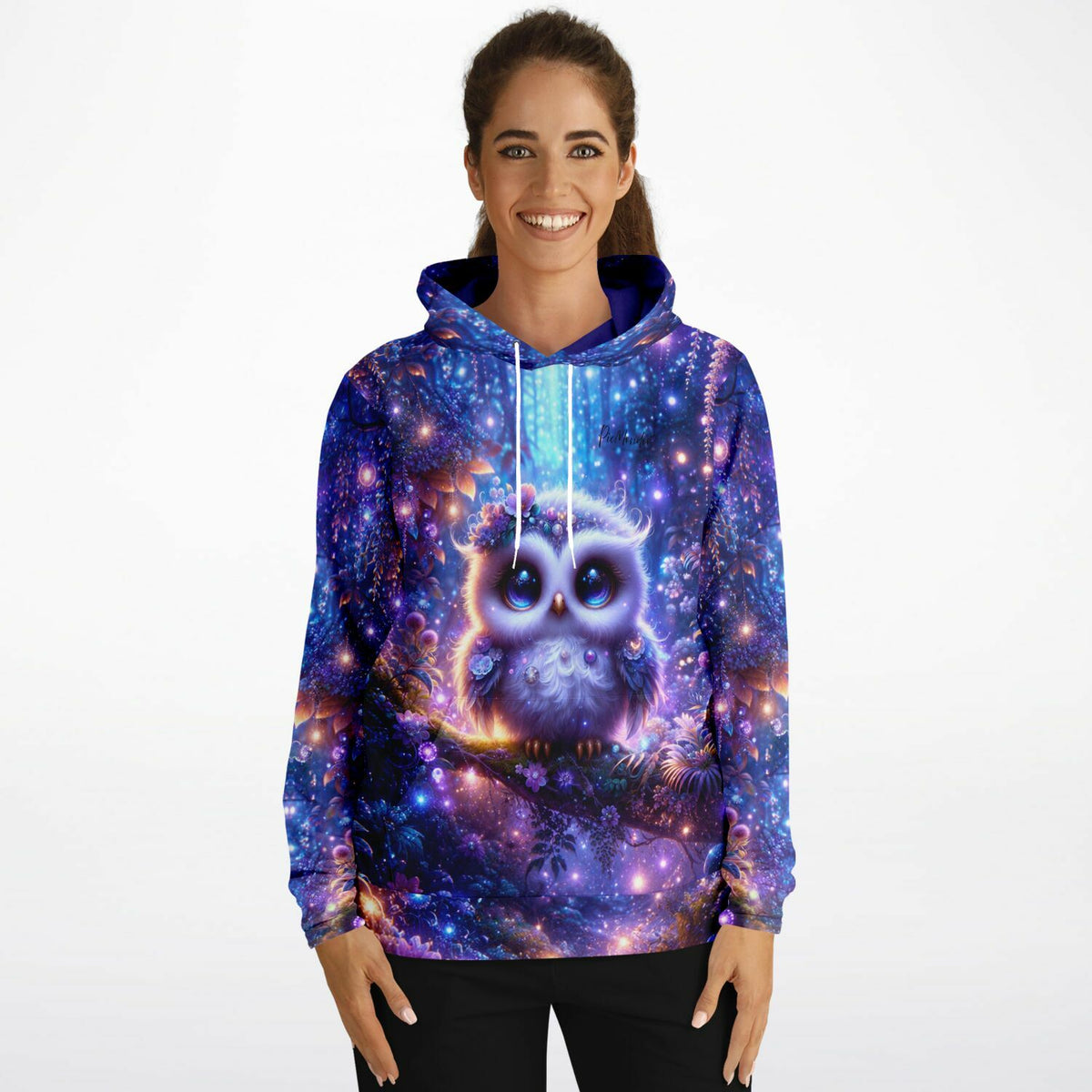 Frau trägt Hoodie mit magischem Eulen-Motiv im Stil von Diamond Painting, leuchtende Farben und verträumtes Wald-Design.