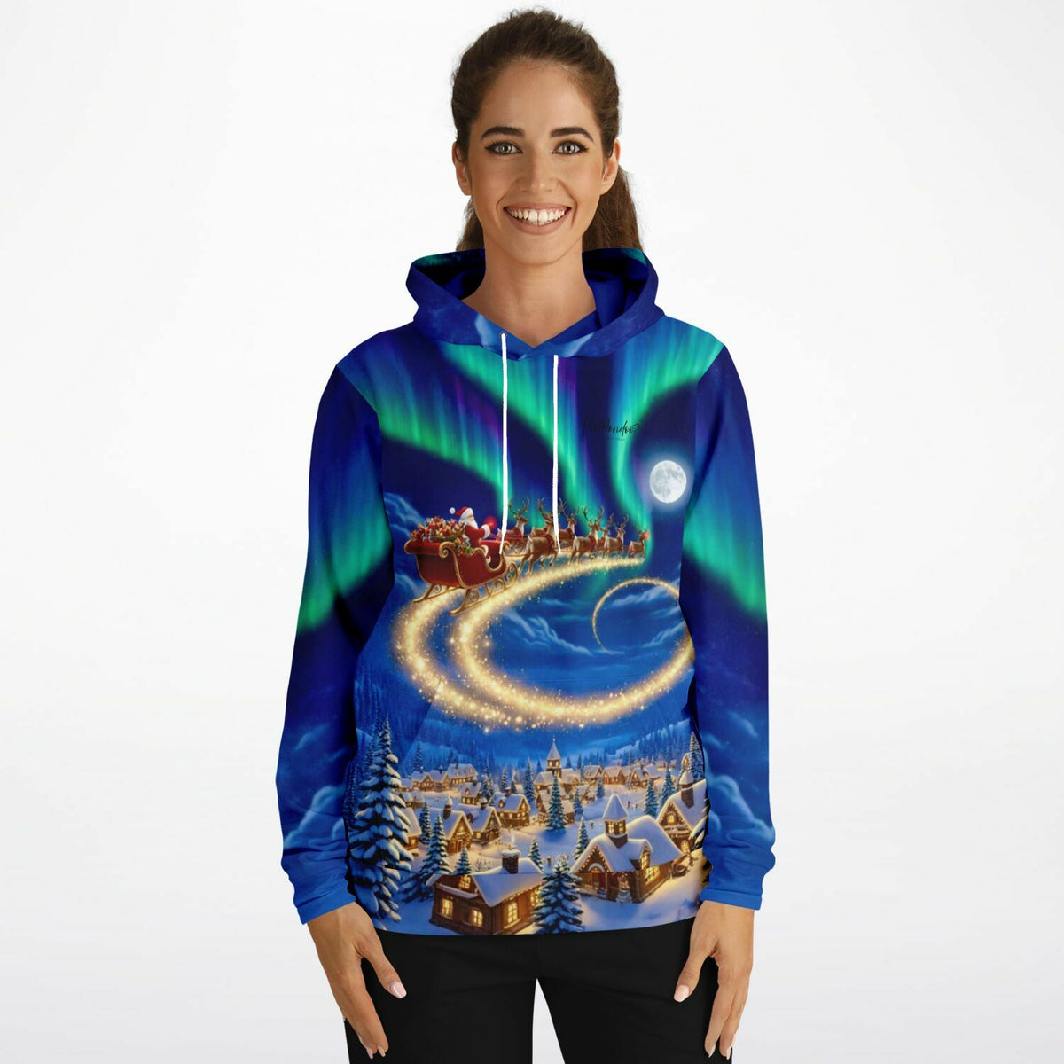 Frau trägt limitierten Christmas Dreamer Hoodie mit fliegendem Weihnachtsmann, Rentieren und Nordlichtern als AOP-Design