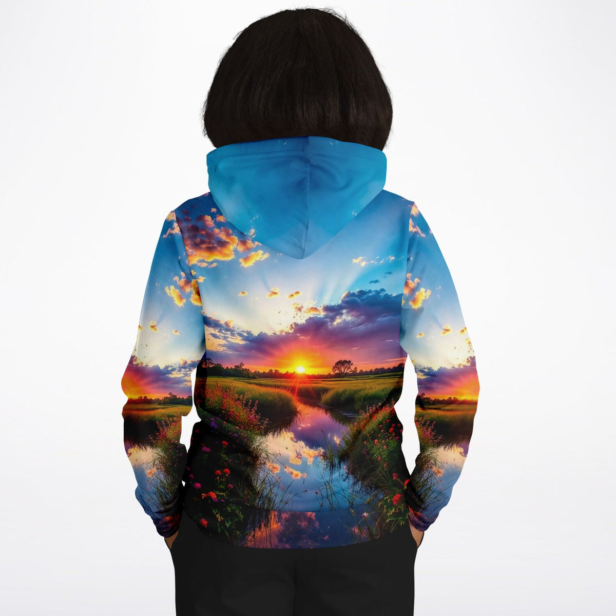 Dreamer Hoodie Morgenrot mit vollflächigem Motiv eines idyllischen Sonnenuntergangs über einer Wiesenlandschaft