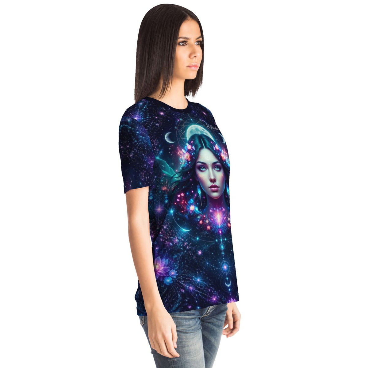 Frau trägt Dreamer T-Shirt mit Mondprinzessin Motiv im mystischen Weltraum Design für Diamond Painting Fans