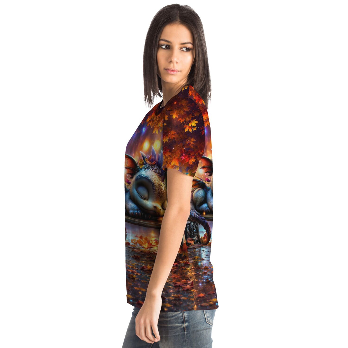 Frau trägt Dreamer T-Shirt mit Lumos Schlummer Drachen-Motiv, inspiriert von Diamond Painting und Kunst-Designs.