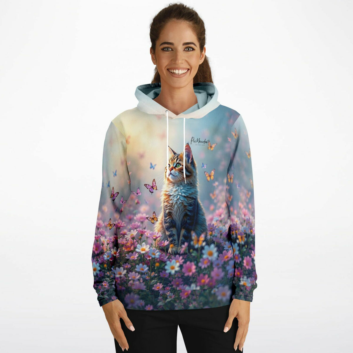 Frau trägt limitierten Dreamer Hoodie mit Katzen-Motiv in Blumenwiese, inspiriert von Diamond Painting und Malen nach Zahlen